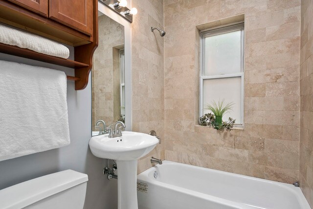 secondary bathroom with full bathtub - 1332 W Greenleaf Ave