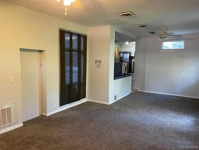 Building Photo - 1749 E Maple Rd