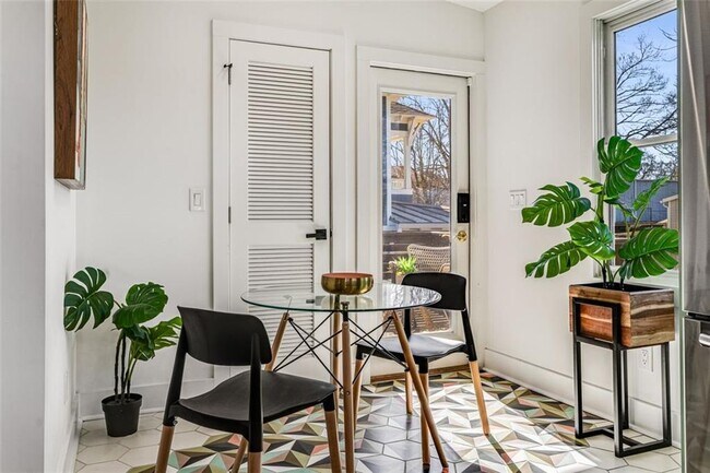 Building Photo - 724 Charles Allen Dr NE