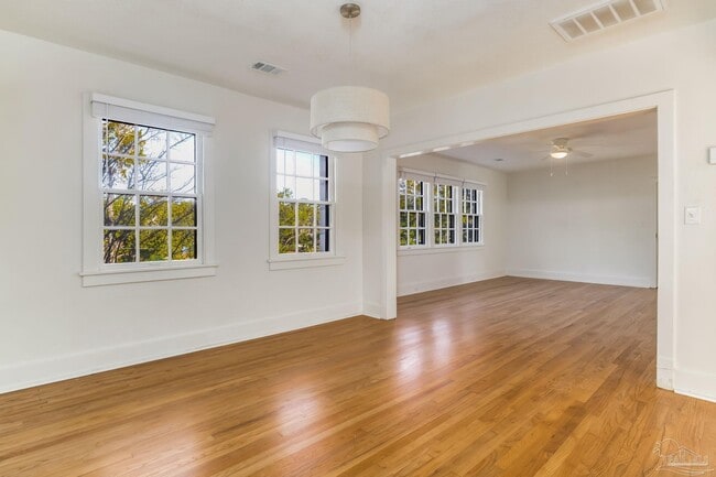 Building Photo - 1515 E Lakeview Ave