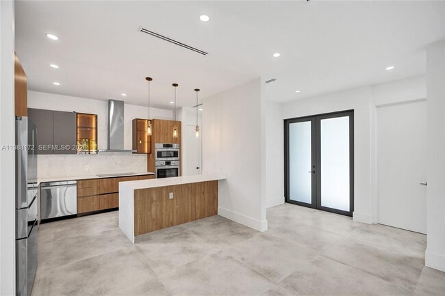 Building Photo - 2421 SW 16th Ter