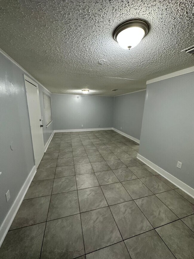 Building Photo - Fully Renovated 3/1 Single Family Available Now!