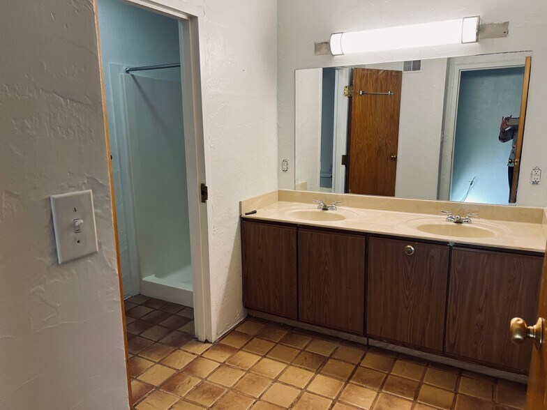 Building Photo - 223 N Lincoln St