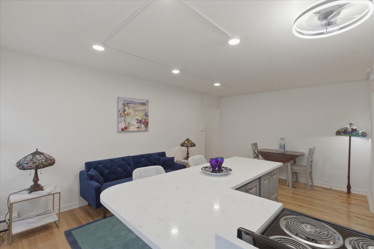 Building Photo - 5630 N Sheridan Rd