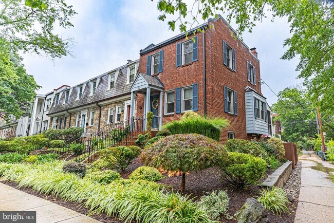 Building Photo - 3 E Linden St