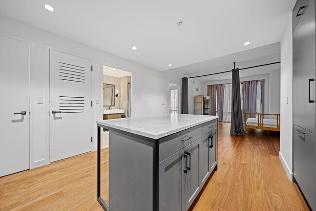 Building Photo - 2 Shore Ln