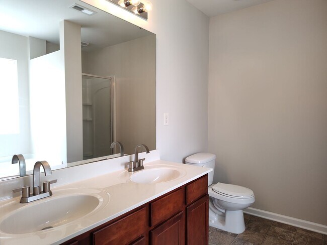 Building Photo - Pristine home located in the Woodbury comm...