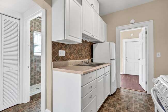 Building Photo - Charming and Spacious 2BR/1BA Unit in Hist...