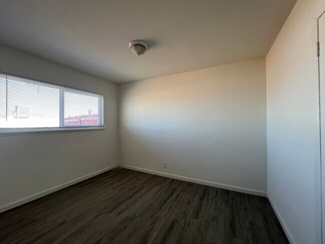 Building Photo - P056