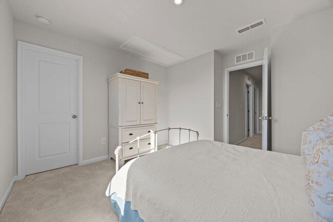 Building Photo - 160 Day Song Ct