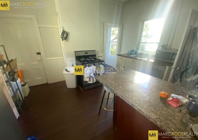 Building Photo - 70 Curtis St