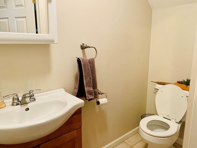 Building Photo - 2 Bedroom Home on Pius St Available April 1- Parking included.  Central Air.  Washer and Dryer.