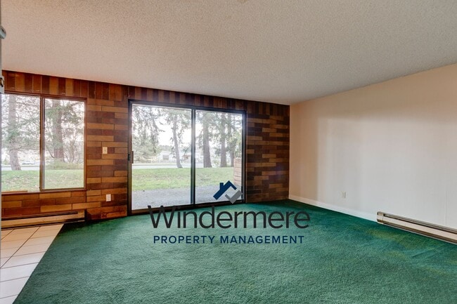 Building Photo - Windermere PM: 2 bedroom/2 bath condo