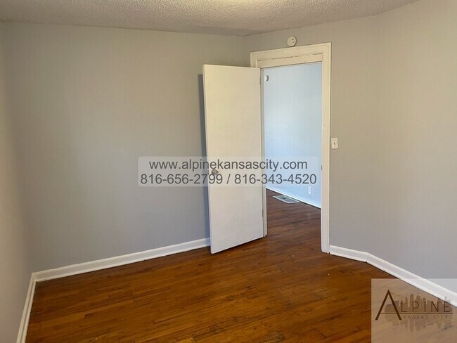 Building Photo - Home in NE with HUGE Primary Bedroom! Vouchers OK