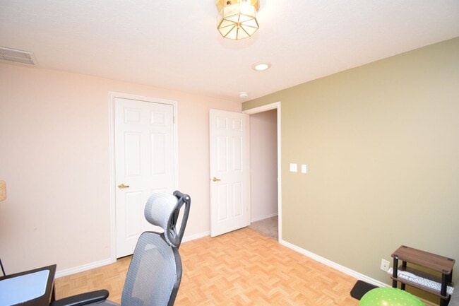 Building Photo - Bright Holladay 4 Bed Home – High Ceilings in Prime Location!!