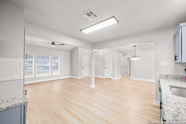 Building Photo - 8427 Glen Ct