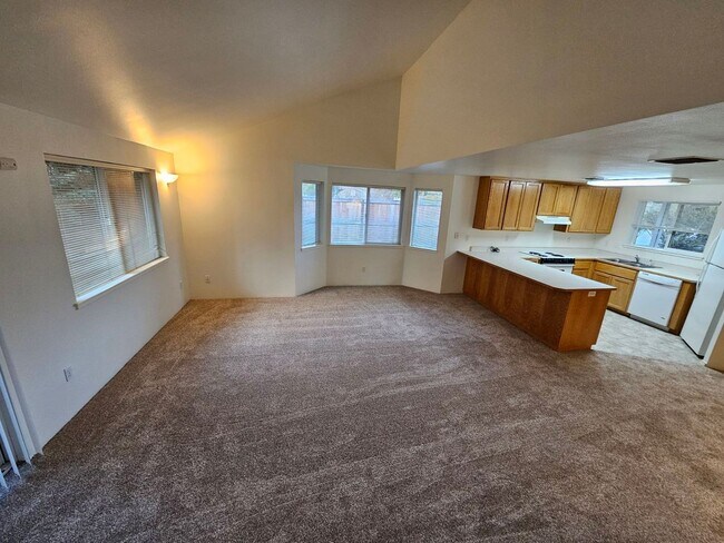 Building Photo - 1318 Golden Park Dr