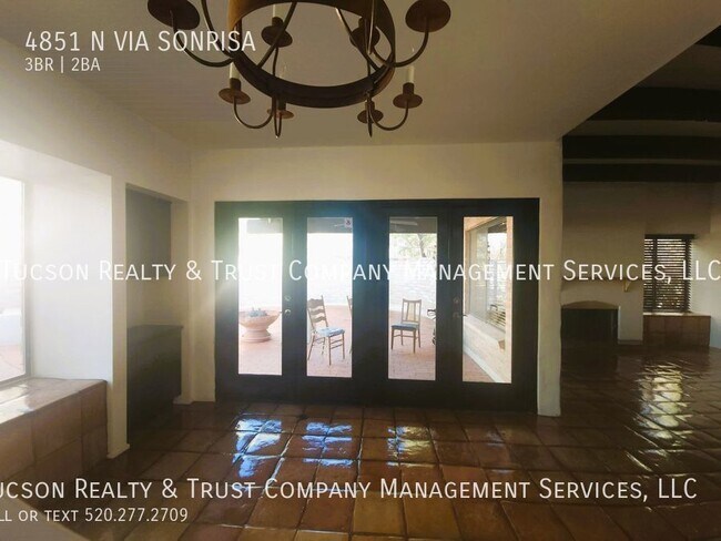 Building Photo - 4851 Vía Sonrisa