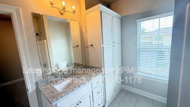Building Photo - 8103 Stonelake Cir Ave E