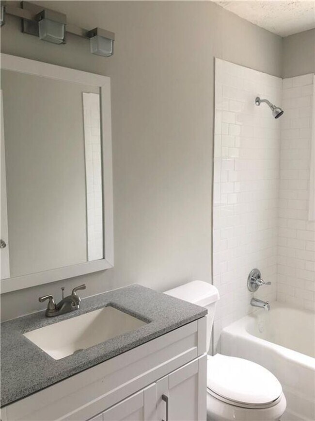 Building Photo - Updated 3 Bedroom/2 Bath Bungalow in Great...