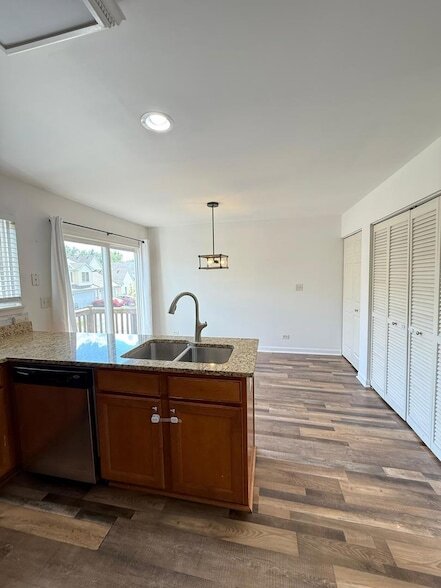 Building Photo - 623 Lincoln Station Dr