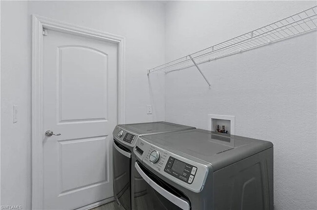 Building Photo - Spacious 4 Bedroom, 3 Bath Single-Family H...