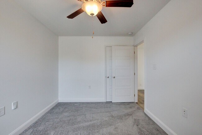 Building Photo - Fresh and so Clean Clean Close to Everything!