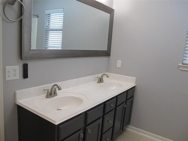 Building Photo - 915 Lantana Dr