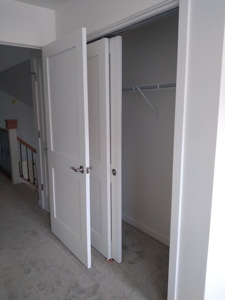 Building Photo - 2731 Pond Dr