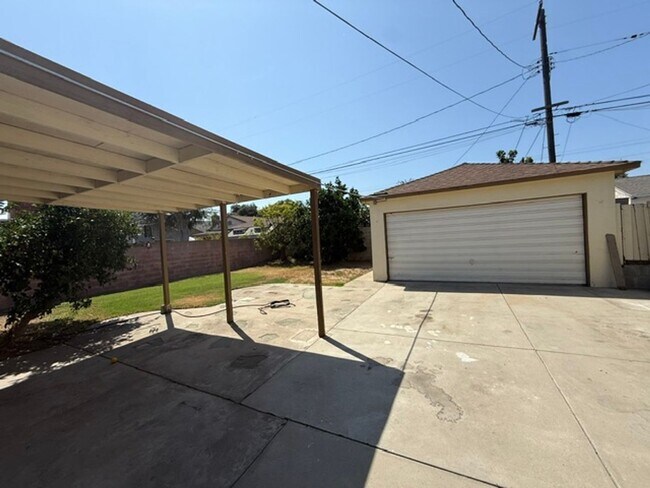 Building Photo - 6008 Greenmeadow Rd