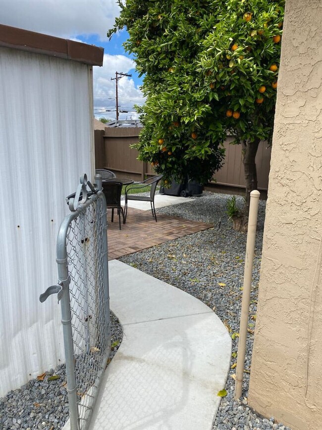 Building Photo - 910 S Lincoln Ave