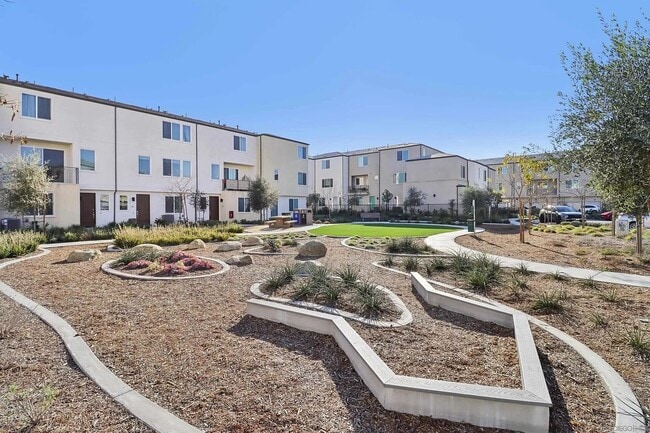 Building Photo - 4 Bedroom Townhouse