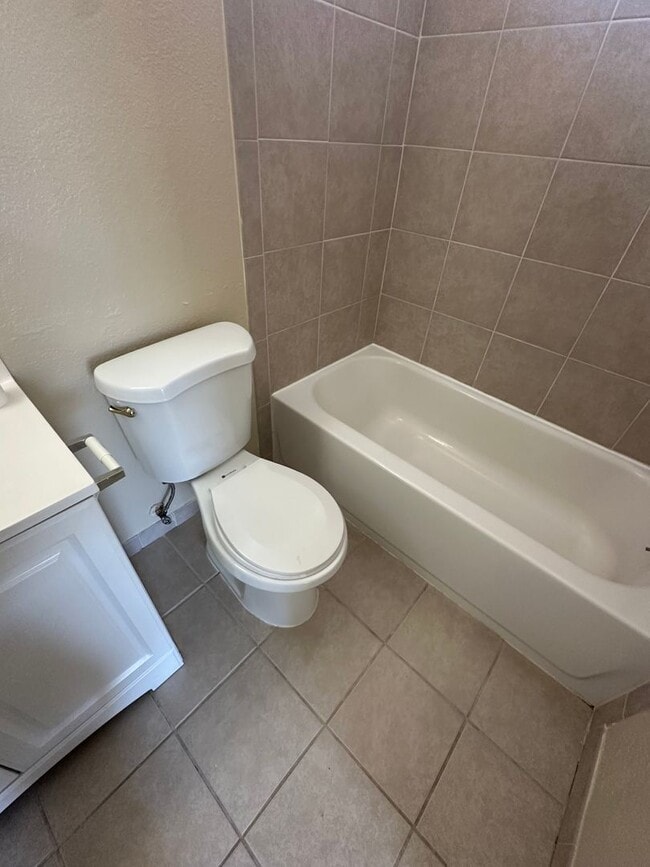 Building Photo - Beautiful & Large 2bd/ 2ba Condo