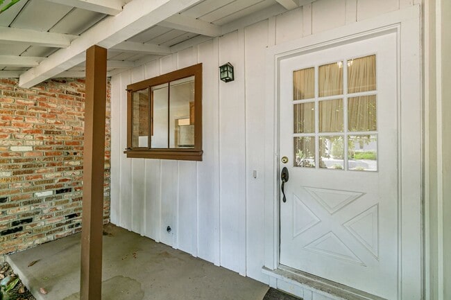 Building Photo - Classic Ranch Style Home in Top School Dis...