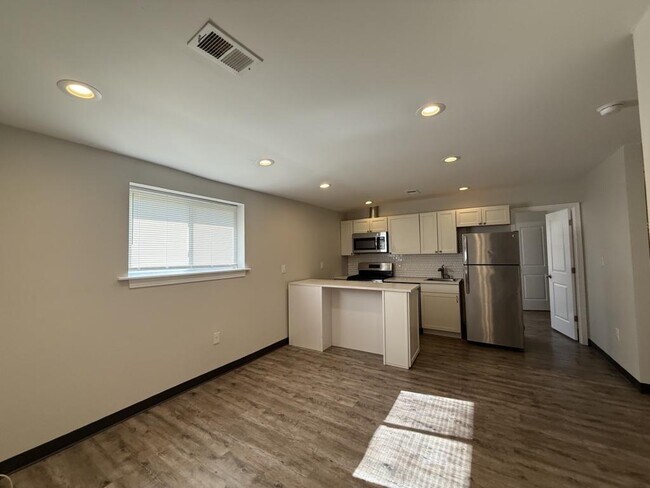 Building Photo - 6189 Northwood Dr