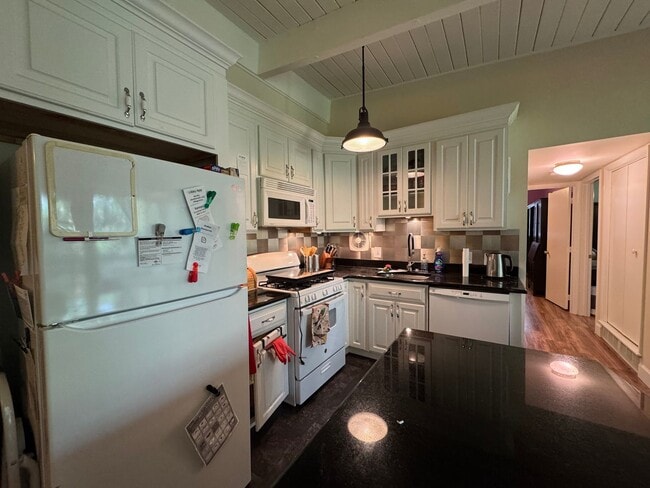 Building Photo - Relaxing Fully-Furnished 2 Bed 1 Bath Cond...