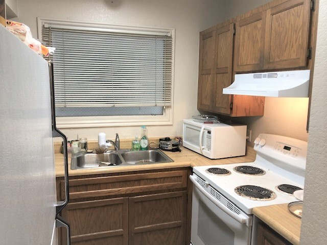 Kitchen with self clean oven/pantry - 151 E 300 N