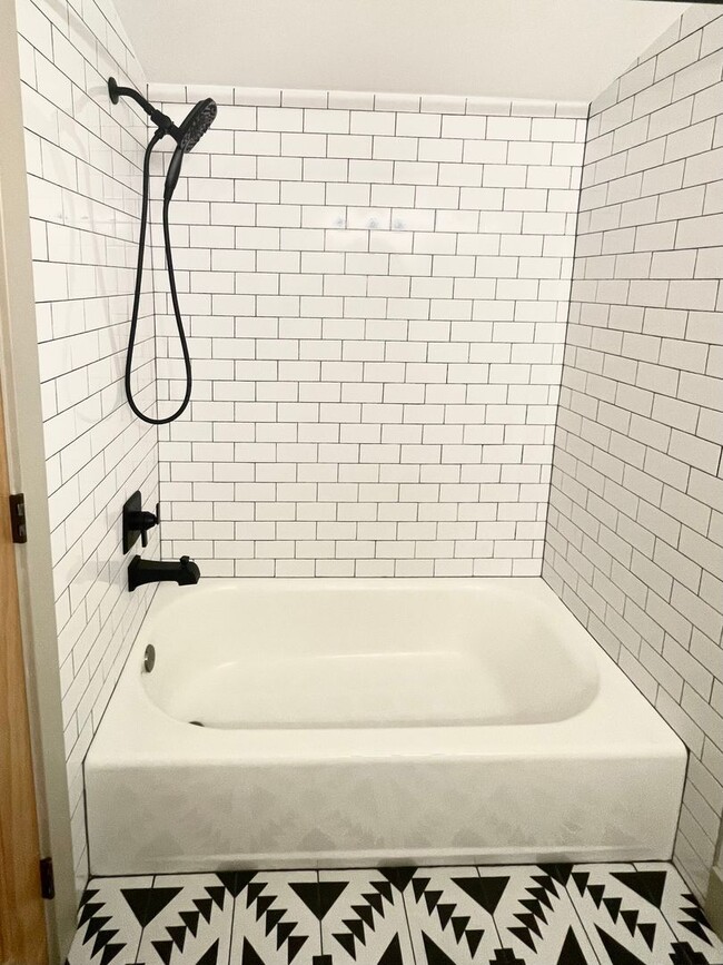 Building Photo - AVAILABLE NOW 3 BD 3.5 BA Townhome in Fremont