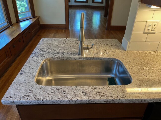 Building Photo - 258 Buckingham Ave