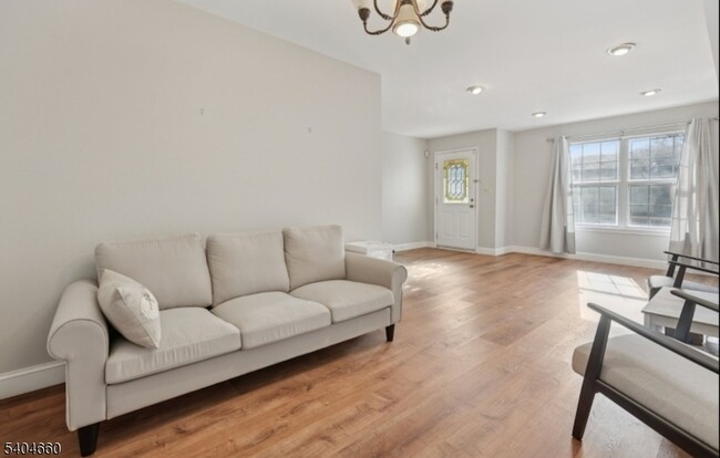 Building Photo - 360 Cotswold Pl