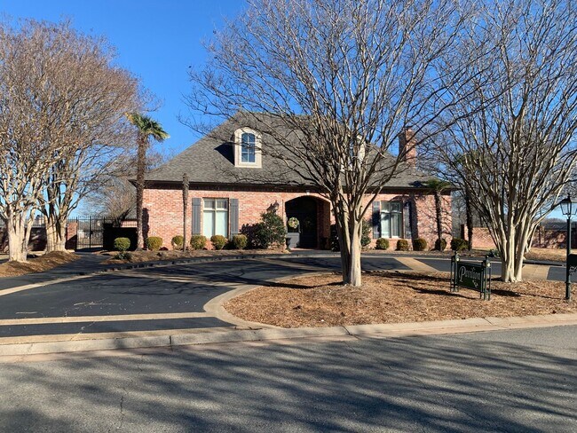 Building Photo - CARRIAGE OAKS CROSSING
