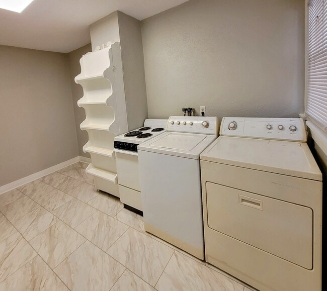 Building Photo - Front Duplex on 11th