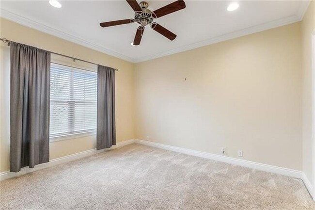 Building Photo - 3 Bedroom Townhouse in Gated Community off...