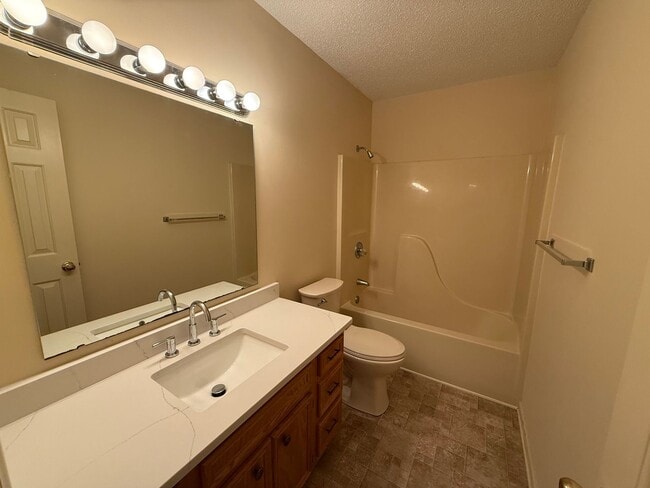 Building Photo - Private 2BD/1.5BA Townhouse in Prime NW Hickory Location | Available 6/1/2026