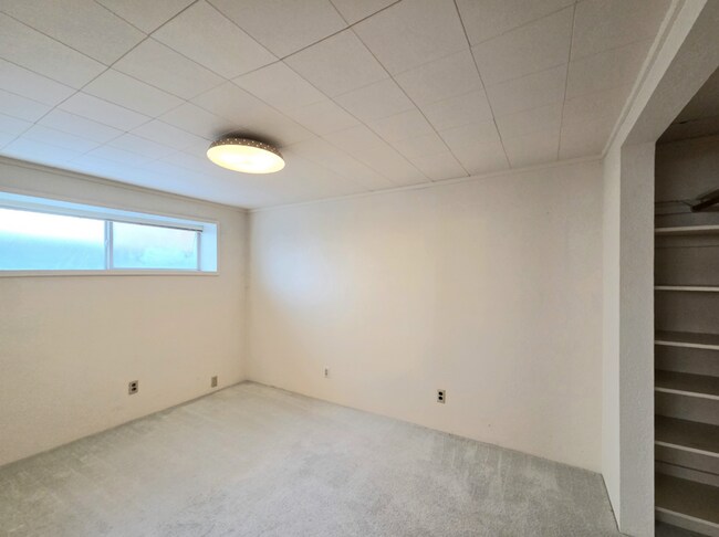 Building Photo - ** Oversized 4-Bedroom House w/ 2-Car Garage, & Fenced Backyard in a great Wenatchee Neighborhood!