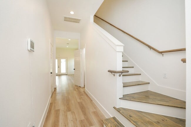 Building Photo - For Lease | 4 Bed, 2.5 Bath | 1,450 Sq Ft |