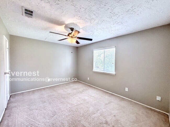 Building Photo - Stunning 3 Bed, 2.5 Bath Home with Modern ...