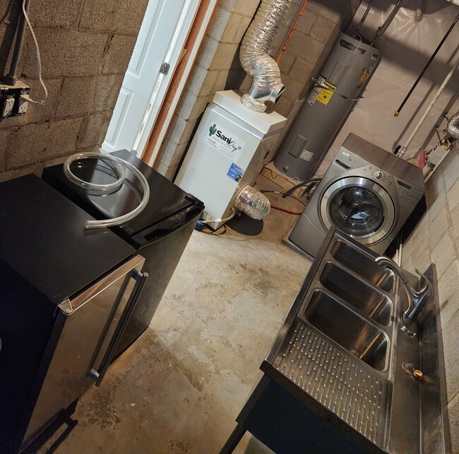 Private Laundry/Utility room - 6607 Fox Hollow Rd