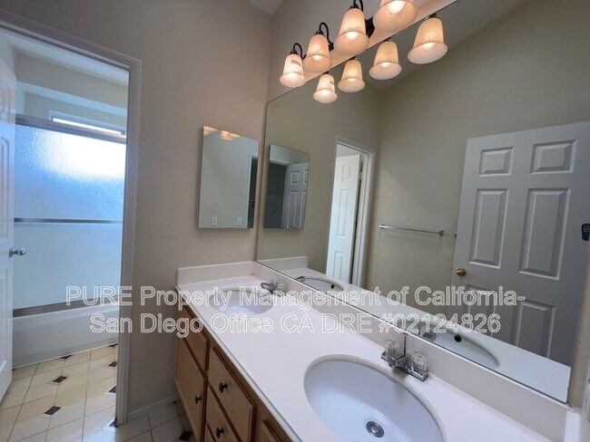 Building Photo - 564 Vista Miranda