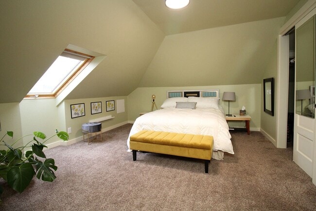 Building Photo - 4033 SE Hawthorne Blvd